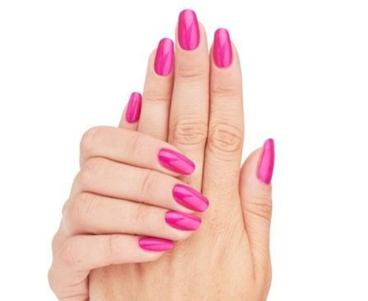 Dłonie z różowymi paznokciami
